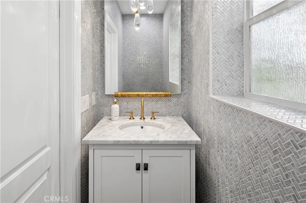 412 Poinsettia Avenue, Corona Del Mar, California 92625 home-pic-17