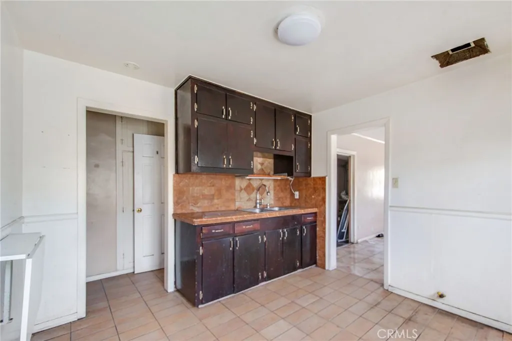 1802 W 153rd Street E, Compton, California 90220 home-pic-6