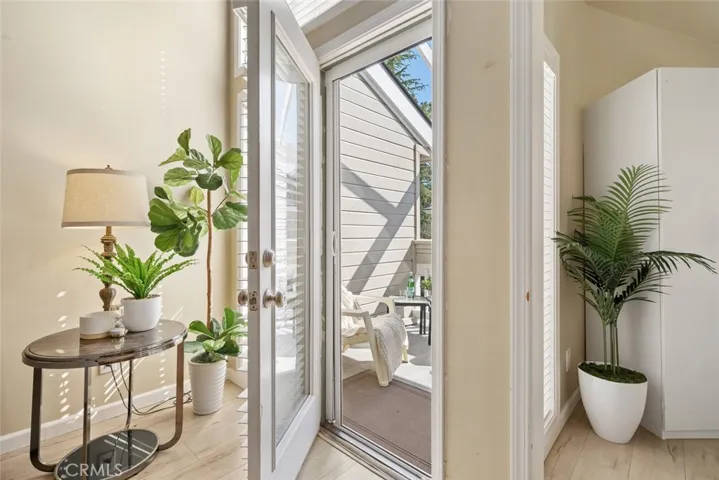 door from livingroom to the deck