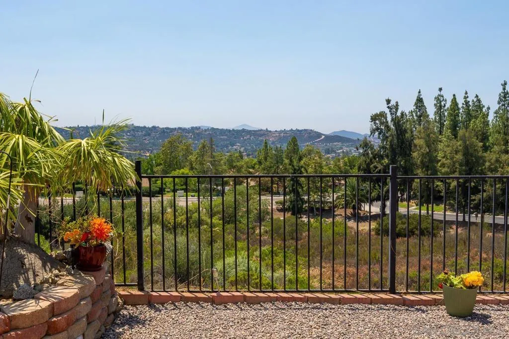 2617 Lobelia Rd, Alpine, California 91901 home-pic-2