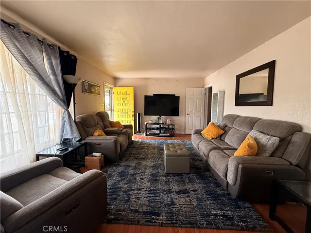 1519 W 111th St, Los Angeles, California 90047