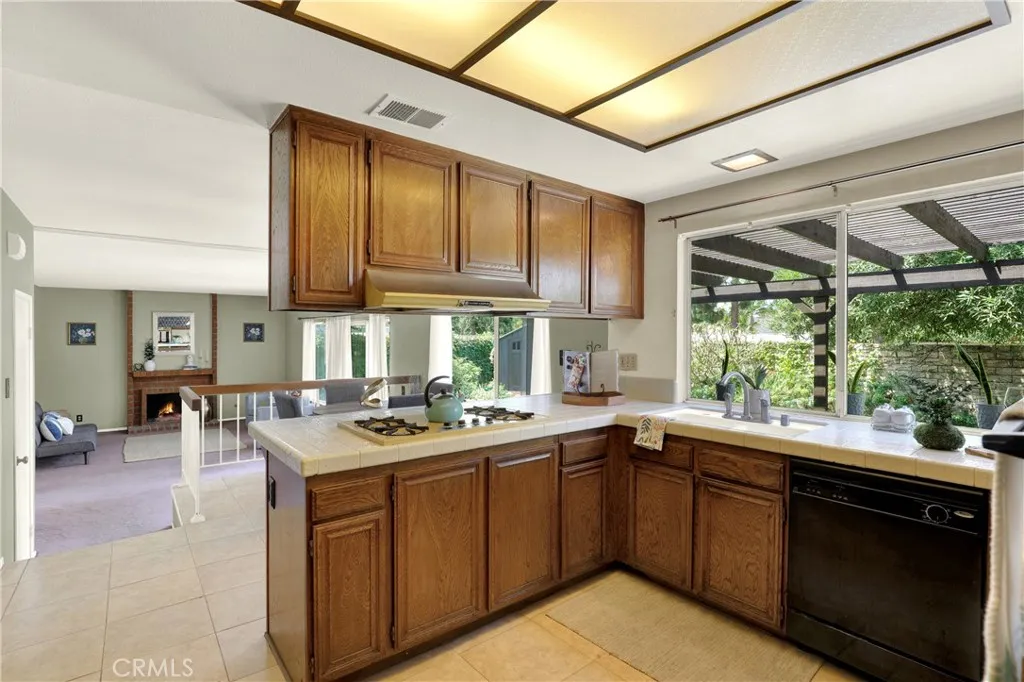 18417 Mount Kristina Street, Huntington Beach, California 92708 home-pic-5