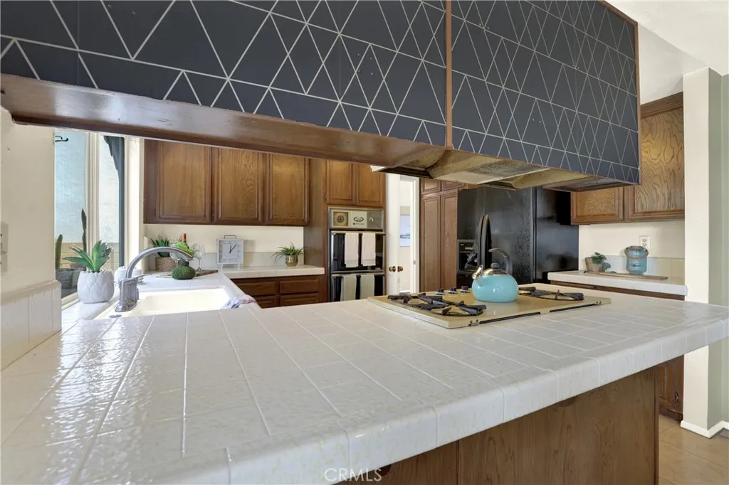18417 Mount Kristina Street, Huntington Beach, California 92708 home-pic-8