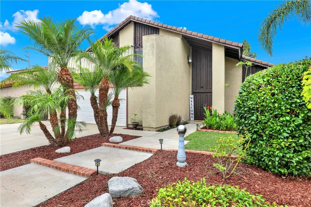 18417 Mount Kristina Street, Huntington Beach, California 92708 home-pic-1