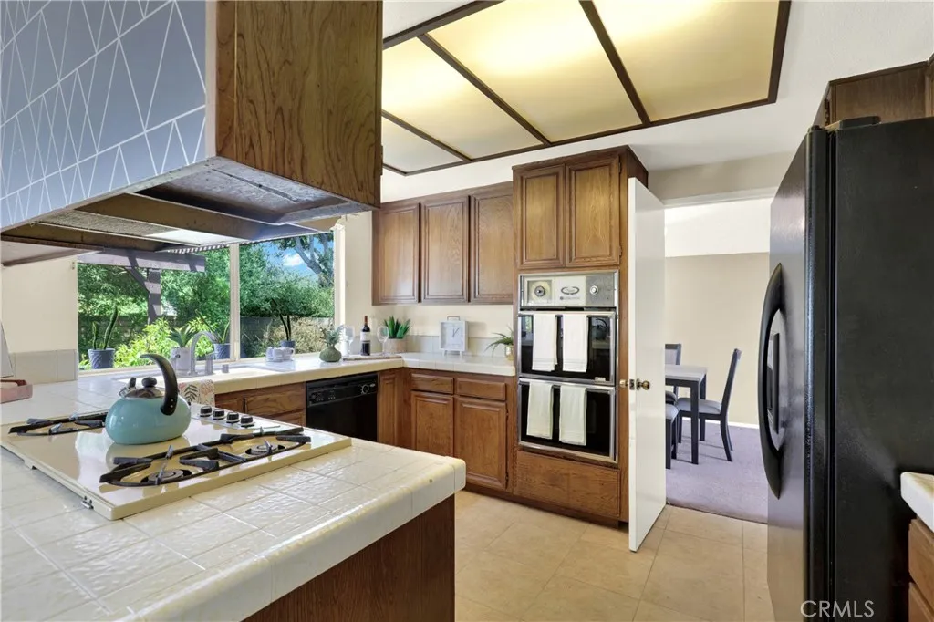 18417 Mount Kristina Street, Huntington Beach, California 92708 home-pic-10