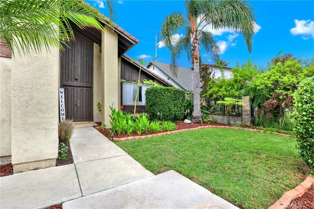 18417 Mount Kristina Street, Huntington Beach, California 92708 home-pic-2