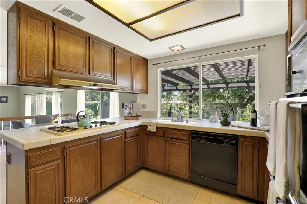 18417 Mount Kristina Street, Huntington Beach, California 92708 home-pic-6