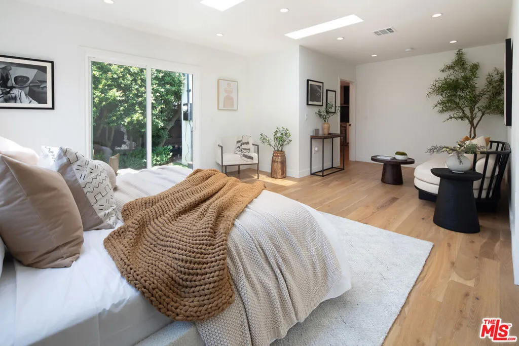 1363 S Curson Avenue, Los Angeles, California 90019 home-pic-11