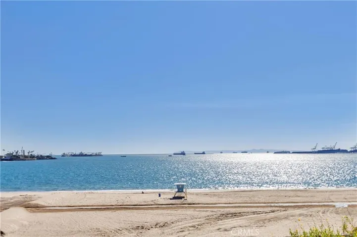Only Minutes from the beach, upscale restaurants, Metro, and Long Beach Aquarium !