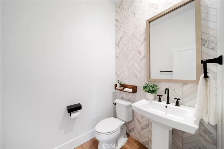 Powder room, 1st floor
