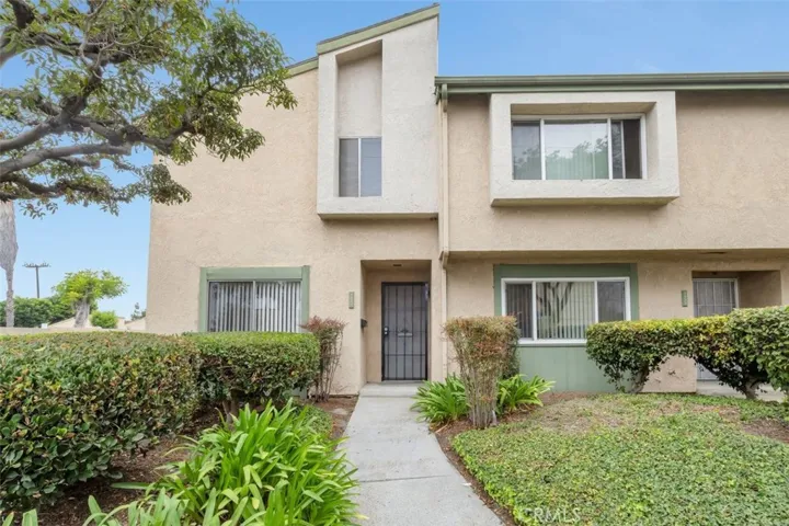 End unit with great open floorplan!