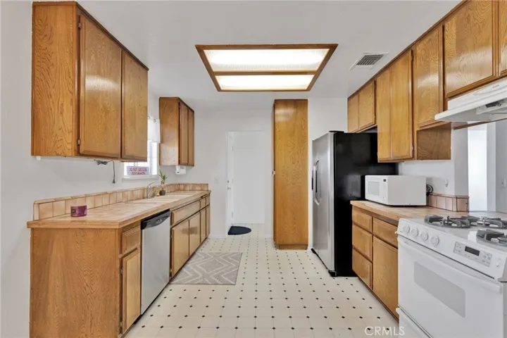 13252 Setancket Road, Apple Valley, California 92308