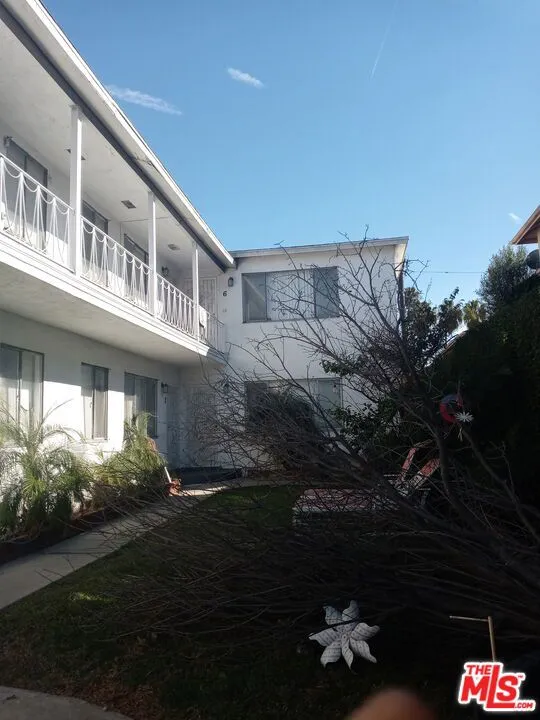 7208 S La Cienega Boulevard 6, Inglewood, California 90302, 8 Bedrooms Bedrooms, ,6 BathroomsBathrooms,Residential Income,For Sale,La Cienega,25577115