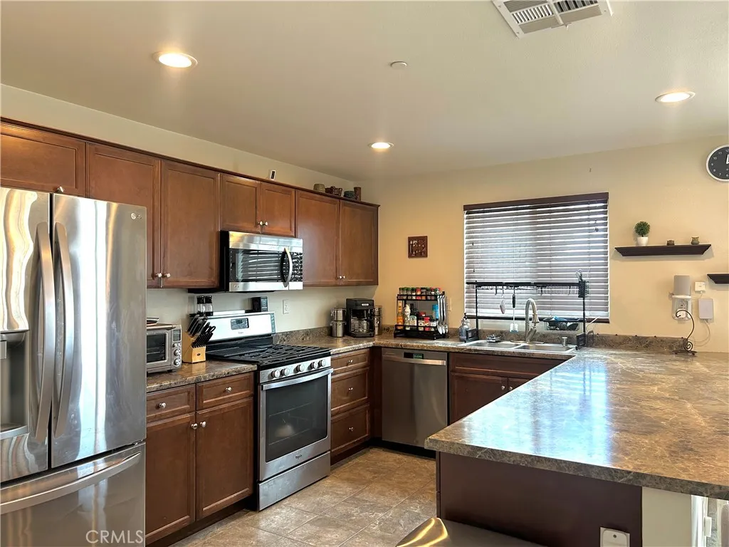 44267 Stadium Court, Lancaster, California 93535 home-pic-4