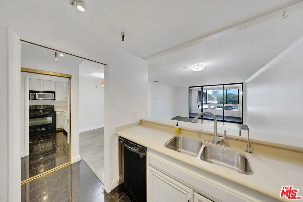 121 S Hope Street 429, Los Angeles, California 90012 home-pic-12