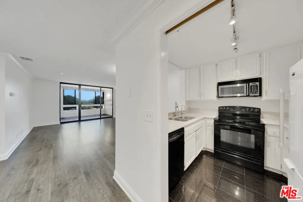 121 S Hope Street 429, Los Angeles, California 90012 home-pic-9