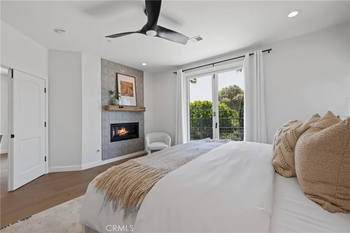 Primary suite - Floor to ceiling gas fireplace