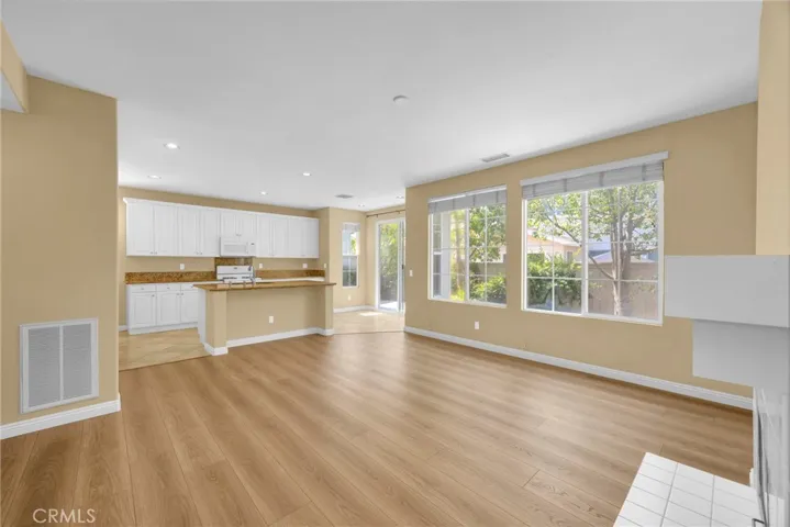 Formal sitting area w fireplace