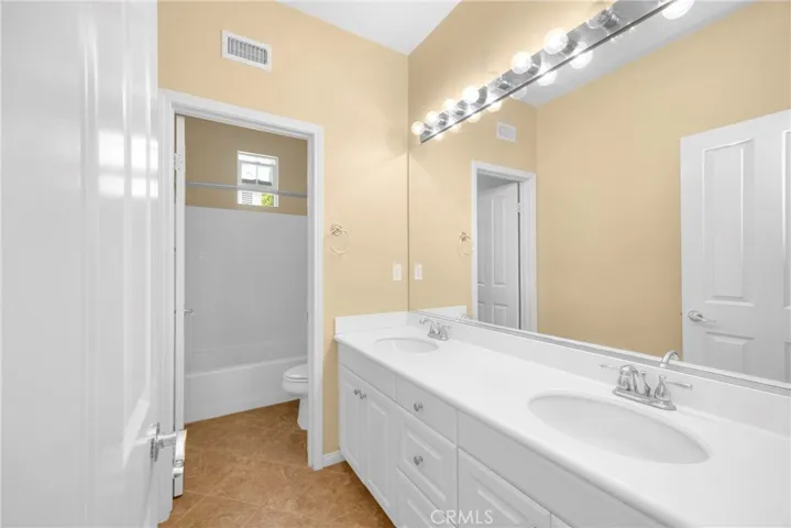 Hall bath upstairs / Angel 1