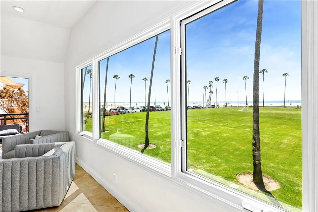 916 E Oceanfront, Newport Beach, California 92661 home-pic-21