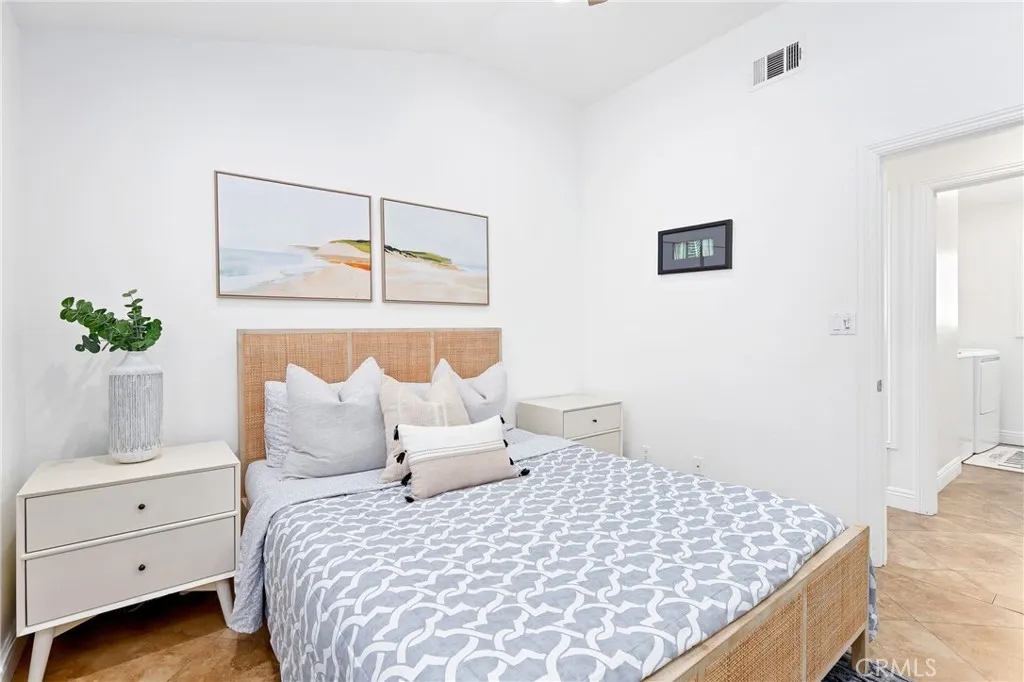 916 E Oceanfront, Newport Beach, California 92661 home-pic-33