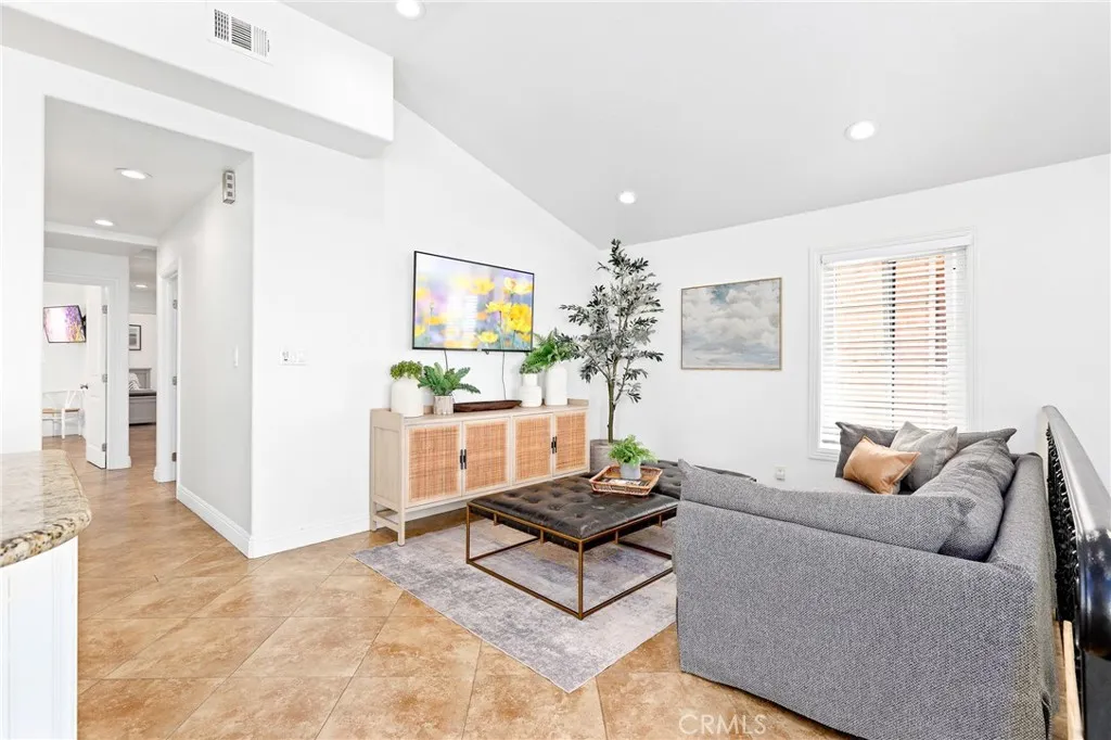 916 E Oceanfront, Newport Beach, California 92661 home-pic-26
