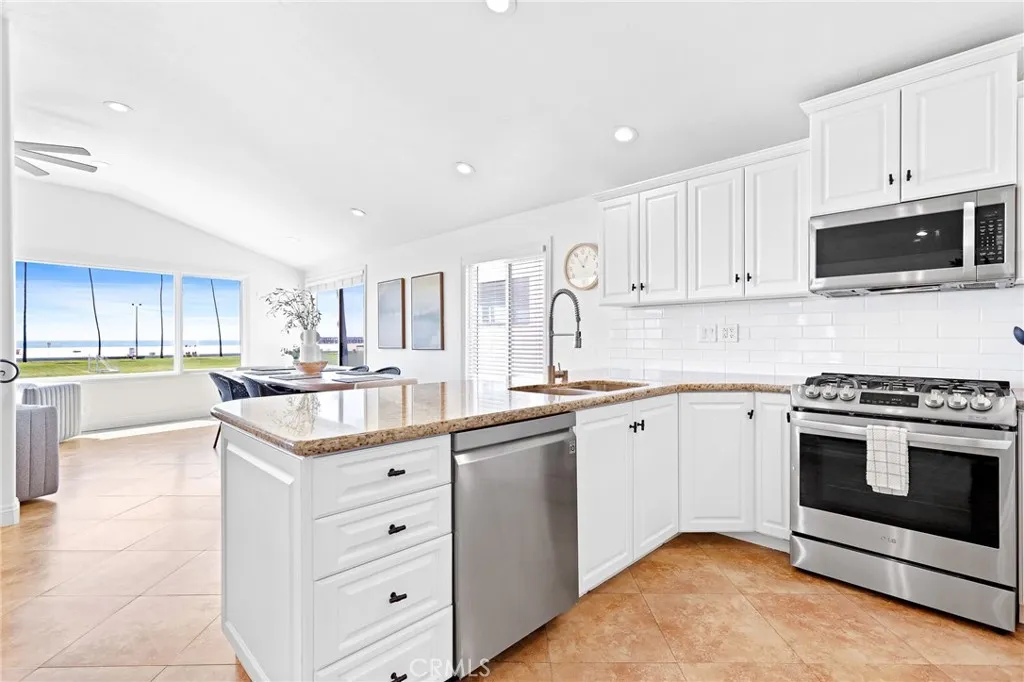 916 E Oceanfront, Newport Beach, California 92661 home-pic-29