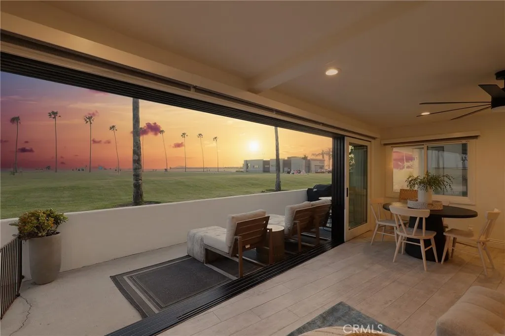 916 E Oceanfront, Newport Beach, California 92661 home-pic-5