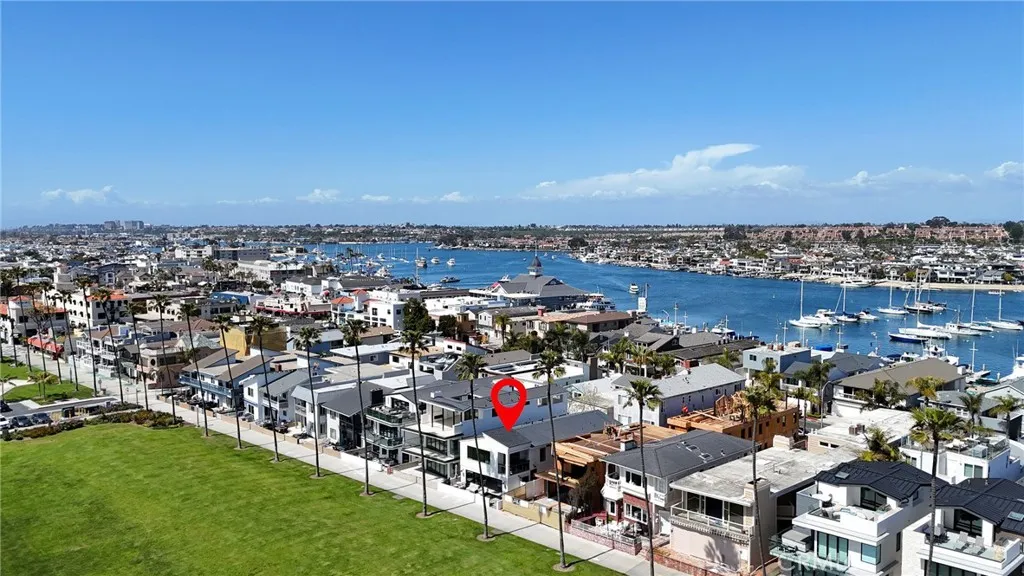 916 E Oceanfront, Newport Beach, California 92661 home-pic-41