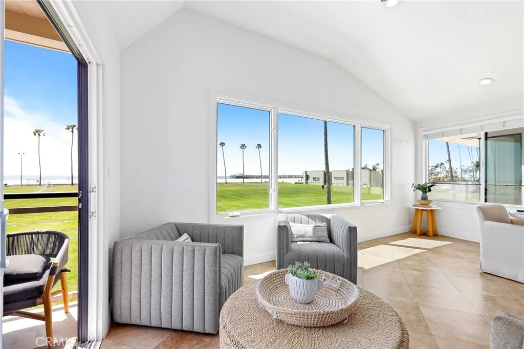 916 E Oceanfront, Newport Beach, California 92661 home-pic-24