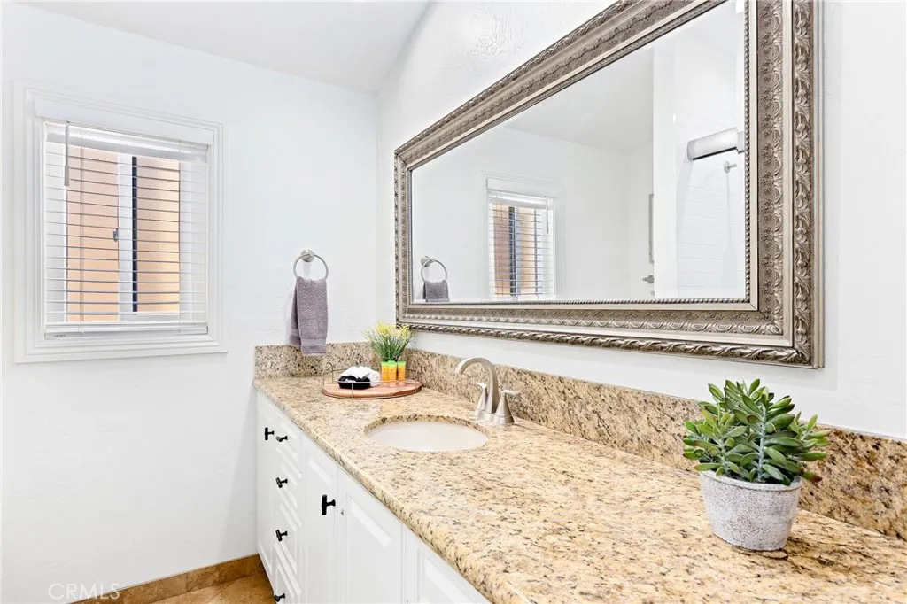 916 E Oceanfront, Newport Beach, California 92661 home-pic-38