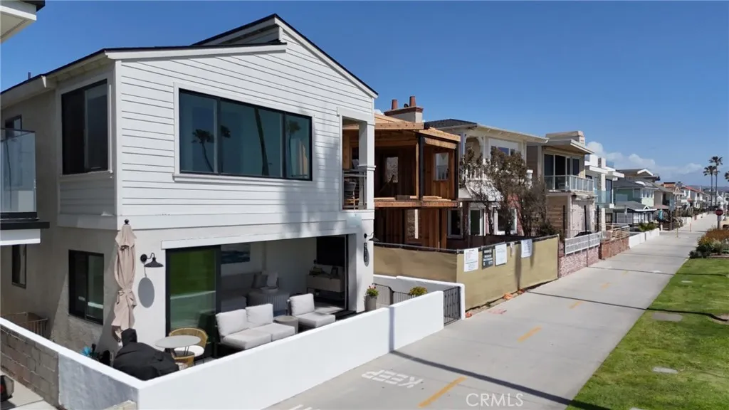916 E Oceanfront, Newport Beach, California 92661 home-pic-0