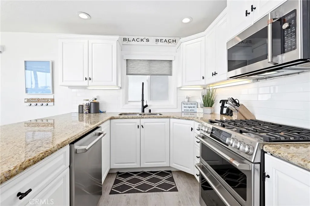 916 E Oceanfront, Newport Beach, California 92661 home-pic-9