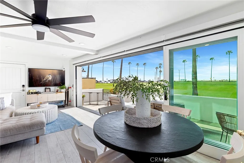 916 E Oceanfront, Newport Beach, California 92661 home-pic-8