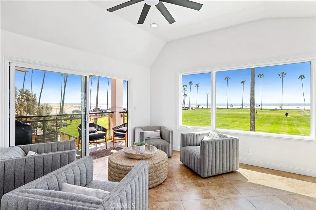 916 E Oceanfront, Newport Beach, California 92661 home-pic-23