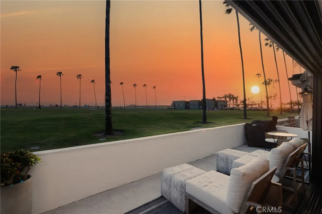 916 E Oceanfront, Newport Beach, California 92661 home-pic-48
