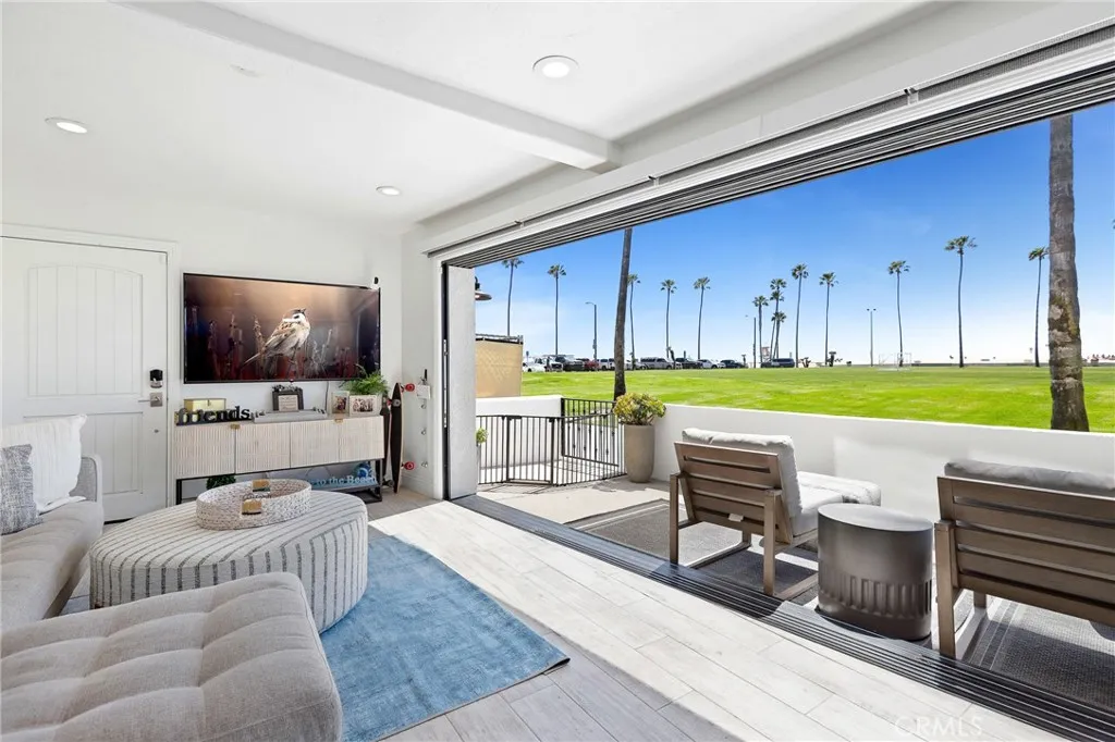 916 E Oceanfront, Newport Beach, California 92661 home-pic-3