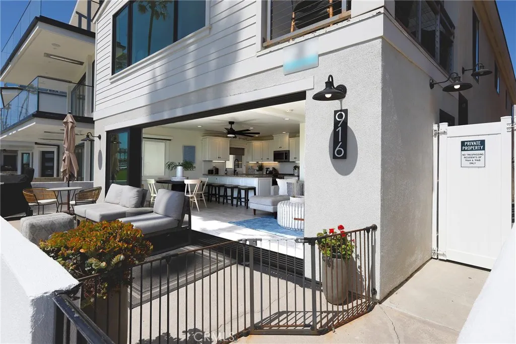 916 E Oceanfront, Newport Beach, California 92661 home-pic-1