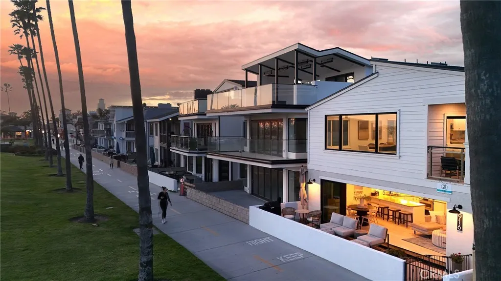 916 E Oceanfront, Newport Beach, California 92661 home-pic-49