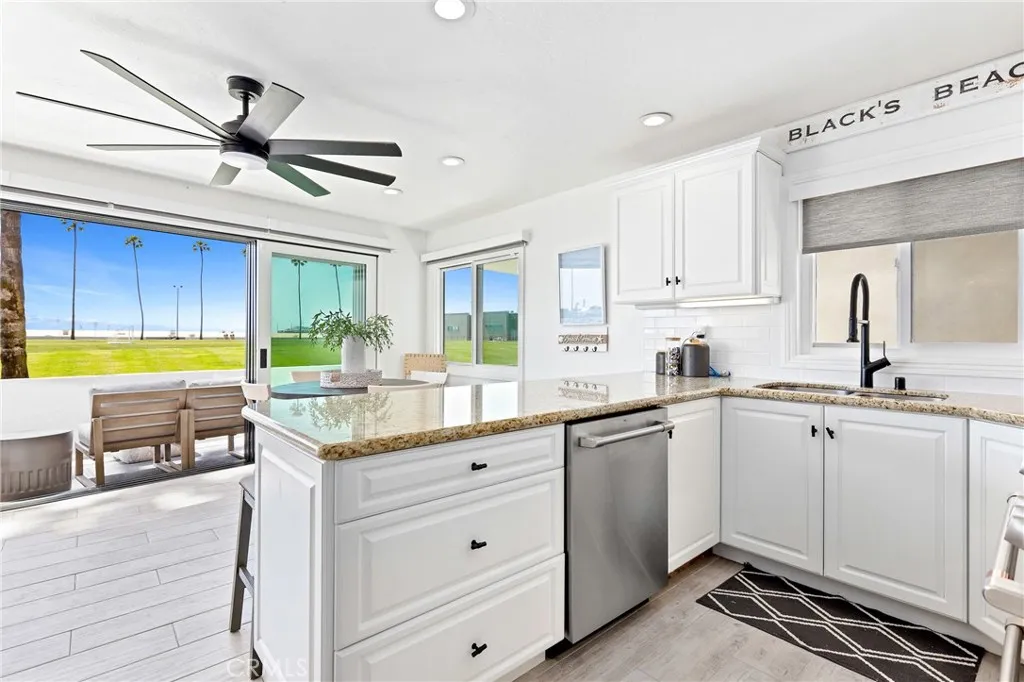916 E Oceanfront, Newport Beach, California 92661 home-pic-10