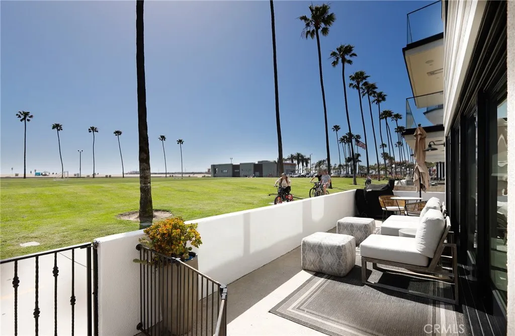 916 E Oceanfront, Newport Beach, California 92661 home-pic-2