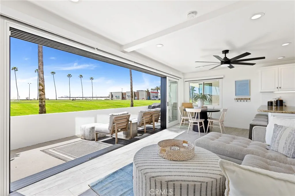 916 E Oceanfront, Newport Beach, California 92661 home-pic-4