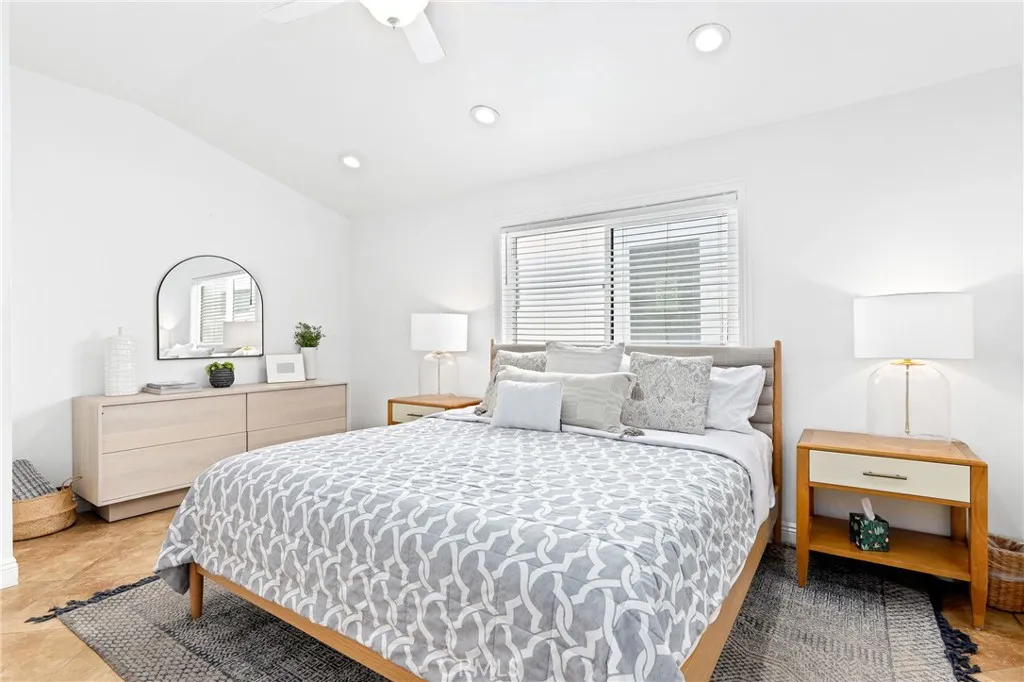 916 E Oceanfront, Newport Beach, California 92661 home-pic-35