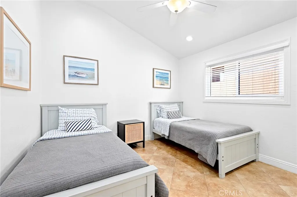 916 E Oceanfront, Newport Beach, California 92661 home-pic-37