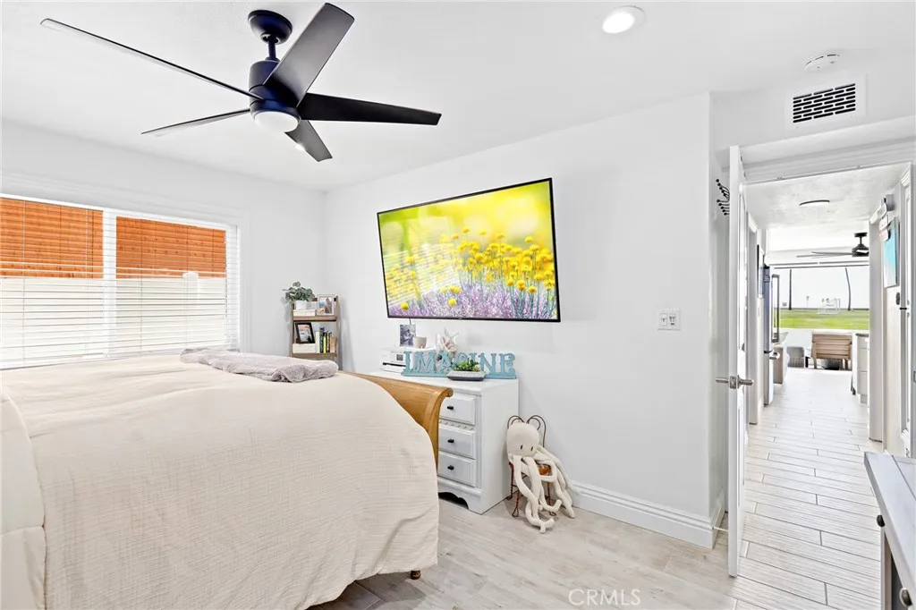 916 E Oceanfront, Newport Beach, California 92661 home-pic-15