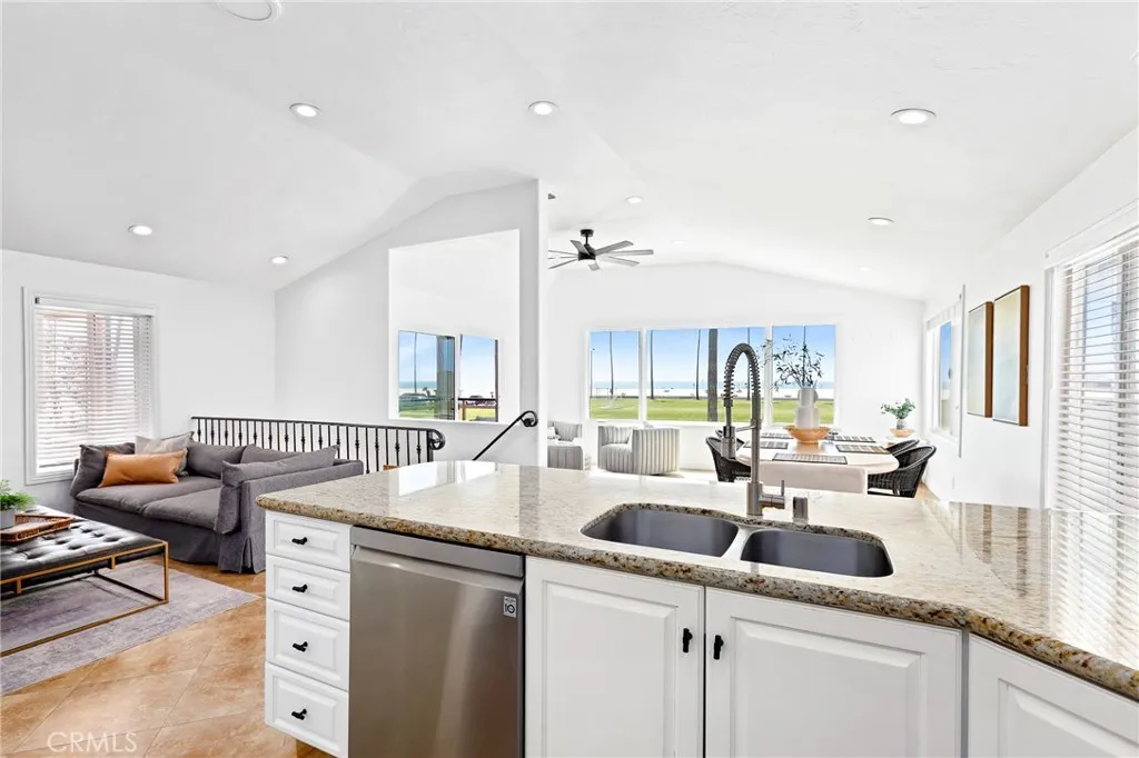 916 E Oceanfront, Newport Beach, California 92661 home-pic-31