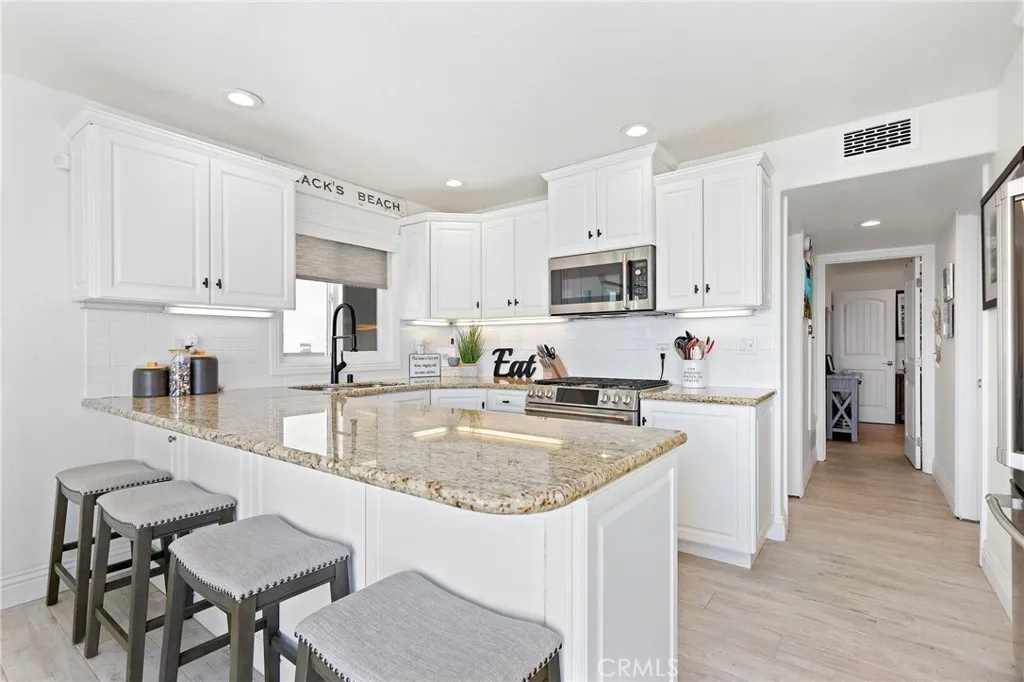 916 E Oceanfront, Newport Beach, California 92661 home-pic-11