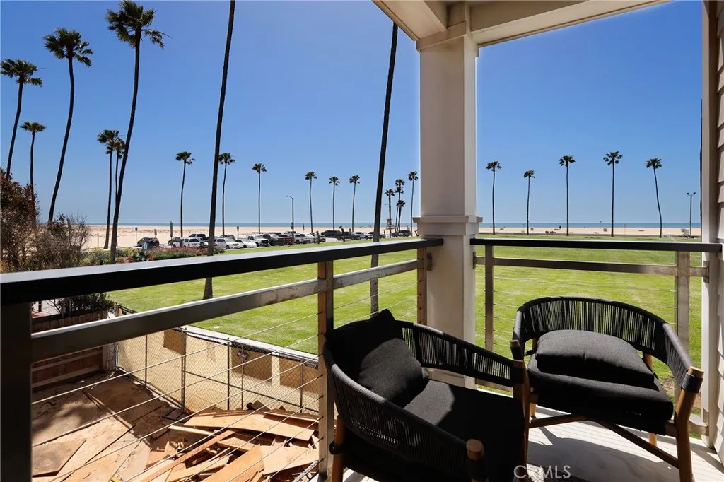 916 E Oceanfront, Newport Beach, California 92661 home-pic-17