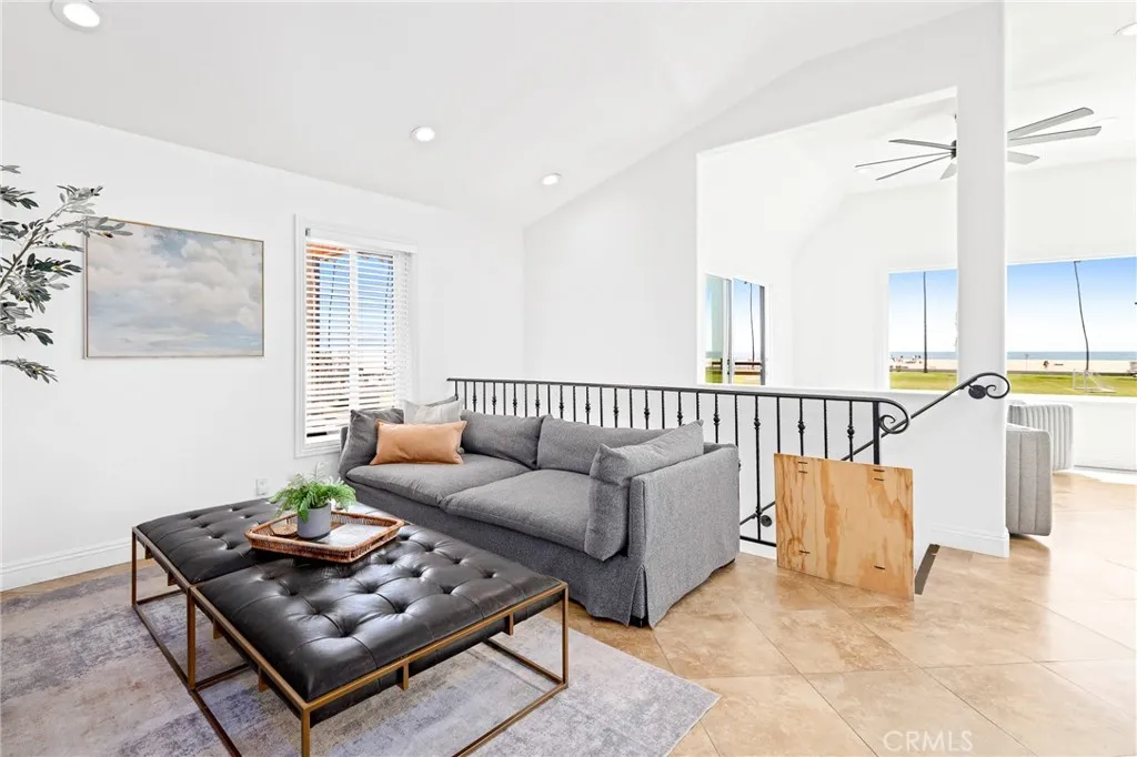 916 E Oceanfront, Newport Beach, California 92661 home-pic-27