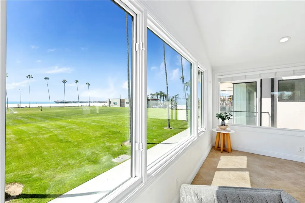 916 E Oceanfront, Newport Beach, California 92661 home-pic-22